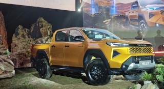 Toyota Hilux 2026 chốt giá từ 632 triệu đồng tại Việt Nam, có những nâng cấp gì để đấu Ranger, Triton?